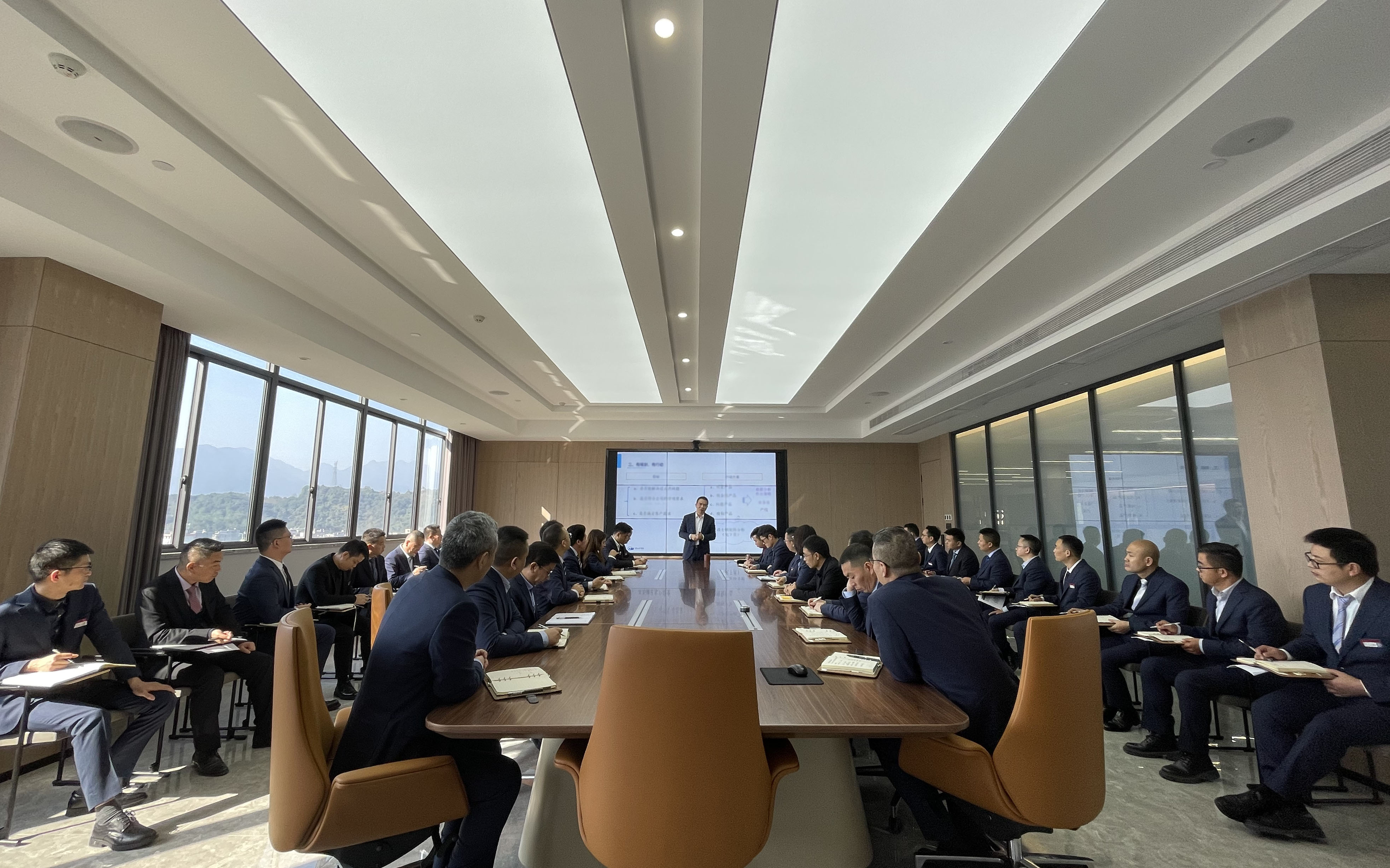 加強(qiáng)頭部、腰部和腿部建設(shè)